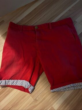 Men's Red Flat-Front Casual Shorts with Patterned Cuff